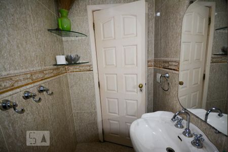 Casa à venda com 500m², 5 quartos e 4 vagas Casa à venda com 500m², 5 quartos e 4 vagasBanheiro Social