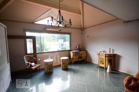 Casa à venda com 500m², 5 quartos e 4 vagas Casa à venda com 500m², 5 quartos e 4 vagasSótão