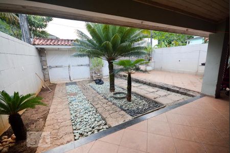 Casa à venda com 500m², 5 quartos e 4 vagas Casa à venda com 500m², 5 quartos e 4 vagasQuintal