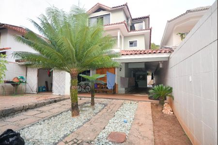 Casa à venda com 500m², 5 quartos e 4 vagas Casa à venda com 500m², 5 quartos e 4 vagasFachada