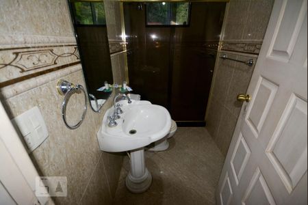 Casa à venda com 500m², 5 quartos e 4 vagas Casa à venda com 500m², 5 quartos e 4 vagasBanheiro Social