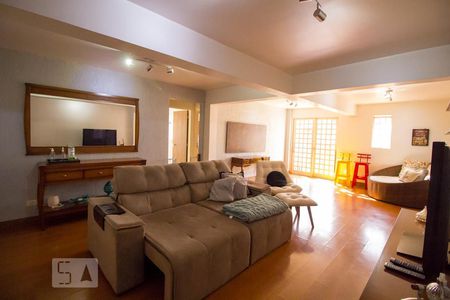 Casa à venda com 300m², 5 quartos e 3 vagas Casa à venda com 300m², 5 quartos e 3 vagasSala de TV