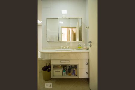 Casa à venda com 300m², 5 quartos e 3 vagas Casa à venda com 300m², 5 quartos e 3 vagasBanheiro Quarto 3 - Suíte