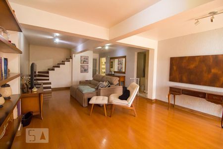 Casa à venda com 300m², 5 quartos e 3 vagas Casa à venda com 300m², 5 quartos e 3 vagasSala de TV