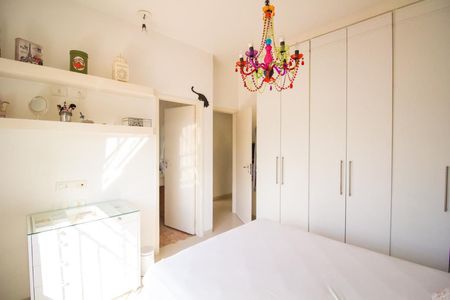 Casa à venda com 300m², 5 quartos e 3 vagas Casa à venda com 300m², 5 quartos e 3 vagasQuarto 2 - Suíte