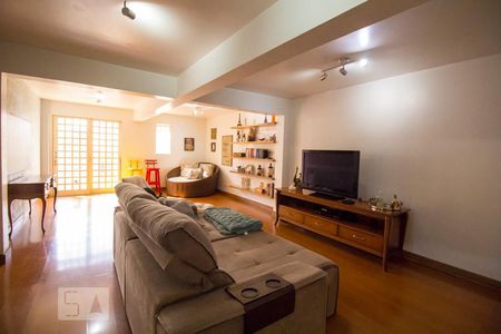 Casa à venda com 300m², 5 quartos e 3 vagas Casa à venda com 300m², 5 quartos e 3 vagasSala de TV