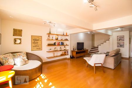 Casa à venda com 300m², 5 quartos e 3 vagas Casa à venda com 300m², 5 quartos e 3 vagasSala de TV