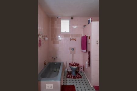 Casa à venda com 240m², 4 quartos e 1 vaga Casa à venda com 240m², 4 quartos e 1 vagaBanheiro 2º andar