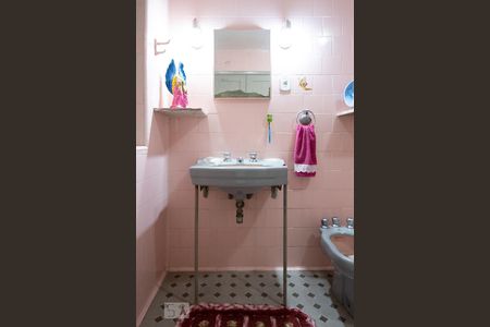 Casa à venda com 240m², 4 quartos e 1 vaga Casa à venda com 240m², 4 quartos e 1 vagaBanheiro 2º andar