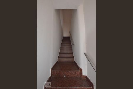 Casa para alugar com 90m², 2 quartos e 1 vagaEscada