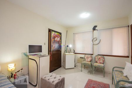 Sala / Quarto de kitnet/studio à venda com 1 quarto, 30m² em Bom Fim, Porto Alegre