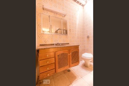 Casa à venda com 285m², 3 quartos e 2 vagas Casa à venda com 285m², 3 quartos e 2 vagasBanheiro