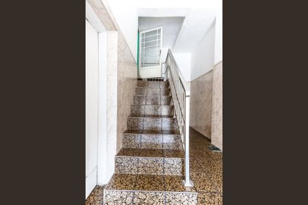 Casa à venda com 188m², 7 quartos e 2 vagas Casa à venda com 188m², 7 quartos e 2 vagasEscadas Entrada