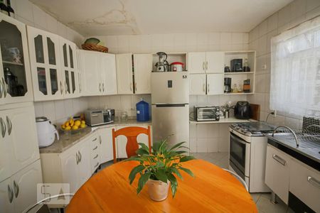 Casa à venda com 168m², 4 quartos e 2 vagas Casa à venda com 168m², 4 quartos e 2 vagasCozinha