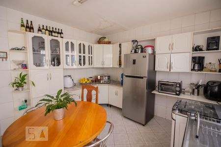 Casa à venda com 168m², 4 quartos e 2 vagas Casa à venda com 168m², 4 quartos e 2 vagasCozinha