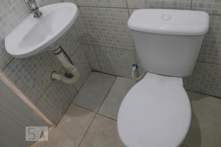 Banheiro de kitnet/studio para alugar com 1 quarto, 17m² em Jardim Maria Rosa, Taboão da Serra
