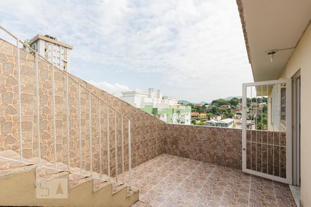 Casa à venda com 550m², 4 quartos e 9 vagasEscada