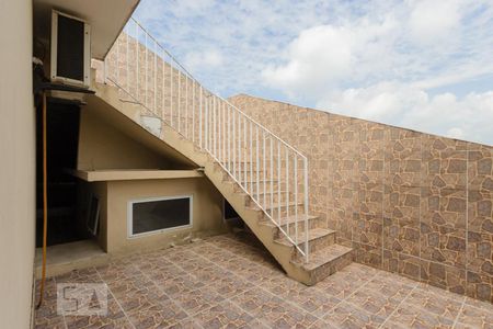 Casa à venda com 550m², 4 quartos e 9 vagasEscada