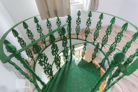 Casa à venda com 550m², 4 quartos e 9 vagasEscada