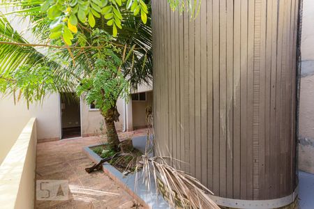 Casa à venda com 550m², 4 quartos e 9 vagasÁrea Externa - Fundos