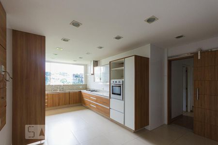 Casa à venda com 550m², 4 quartos e 9 vagasCozinha