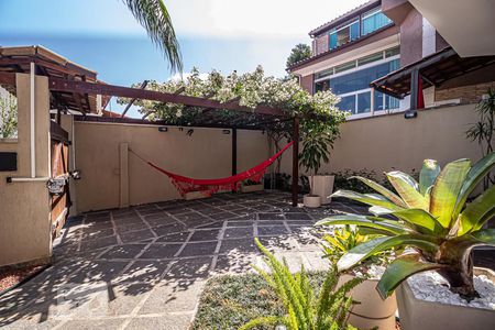 Casa à venda com 120m², 4 quartos e 2 vagasQuintal e Garagem