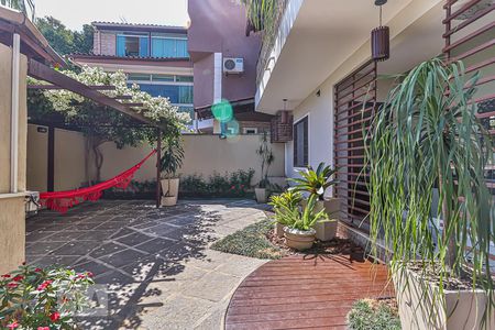 Casa à venda com 120m², 4 quartos e 2 vagasQuintal e Garagem