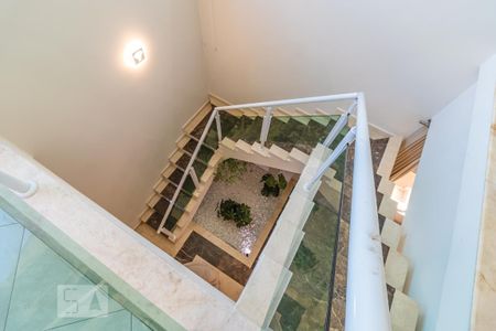 Casa à venda com 403m², 5 quartos e 4 vagasEscadas