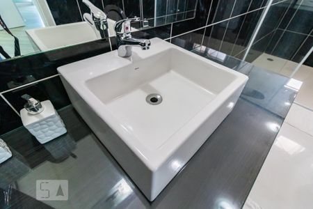 Casa à venda com 403m², 5 quartos e 4 vagasBanheiro da Suíte 1