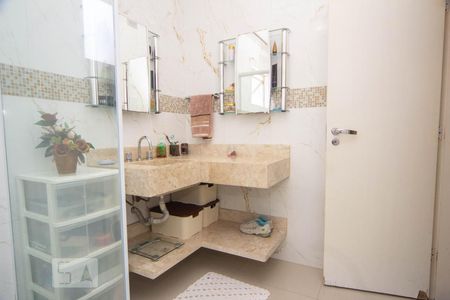 Casa à venda com 400m², 3 quartos e 5 vagasBanheiro suíte 