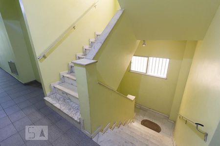 Apartamento à venda com 70m², 2 quartos e 1 vaga Apartamento à venda com 70m², 2 quartos e 1 vagaEscada