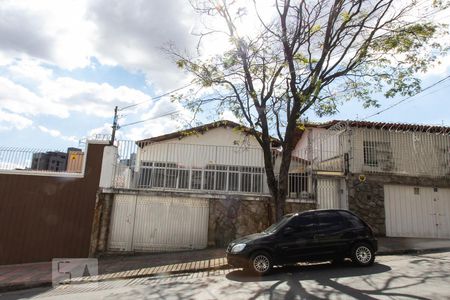 Casa à venda com 400m², 5 quartos e 6 vagasFachada