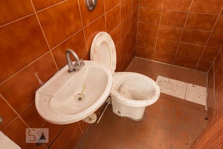 Casa à venda com 400m², 5 quartos e 6 vagasBanheiro da área de serviço