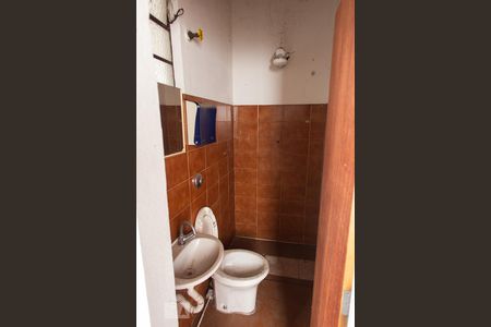 Casa à venda com 400m², 5 quartos e 6 vagasBanheiro da área de serviço