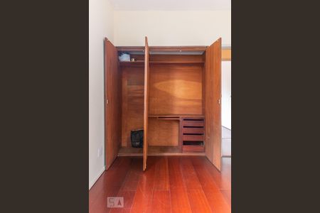 Apartamento para alugar com 70m², 2 quartos e 1 vaga Apartamento para alugar com 70m², 2 quartos e 1 vagaArmário do quarto 2