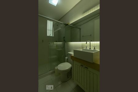 banheiro social de apartamento para alugar com 3 quartos, 84m² em Jardim Botânico, Porto Alegre