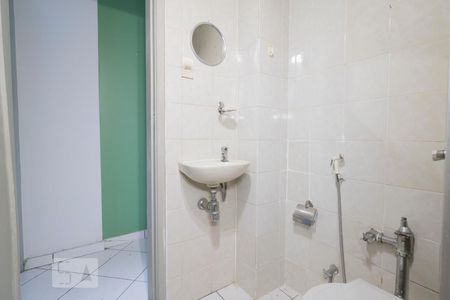 Banheiro de kitnet/studio para alugar com 1 quarto, 30m² em Centro, Rio de Janeiro