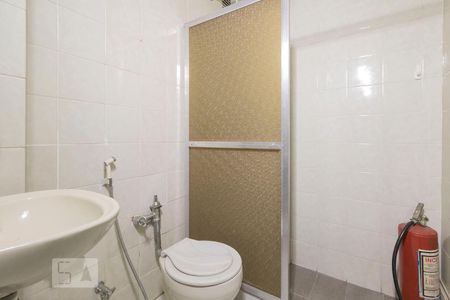 Banheiro de kitnet/studio para alugar com 1 quarto, 30m² em Centro, Rio de Janeiro