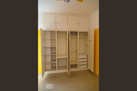 Apartamento à venda com 90m², 2 quartos e sem vagaArmário da Suíte
