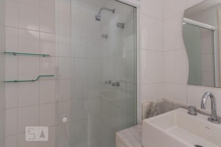 Banheiro de kitnet/studio para alugar com 1 quarto, 50m² em Indianópolis, São Paulo
