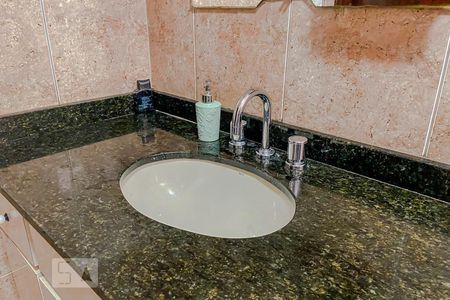 Casa à venda com 280m², 4 quartos e 2 vagasDetalhe do Banheiro da Suite