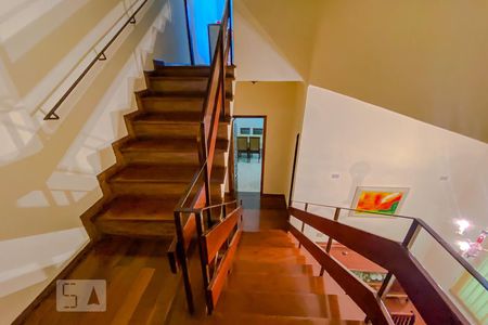 Casa à venda com 280m², 4 quartos e 2 vagasEscada