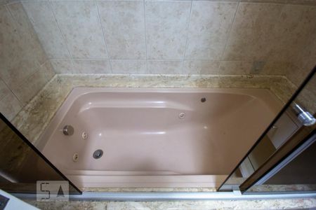 Banheiro suíte 01 de apartamento para alugar com 3 quartos, 230m² em Agronômica, Florianópolis