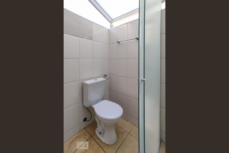 Banheiro de kitnet/studio para alugar com 1 quarto, 14m² em Jardim Peri Peri, São Paulo