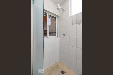 Banheiro de kitnet/studio para alugar com 1 quarto, 14m² em Jardim Peri Peri, São Paulo