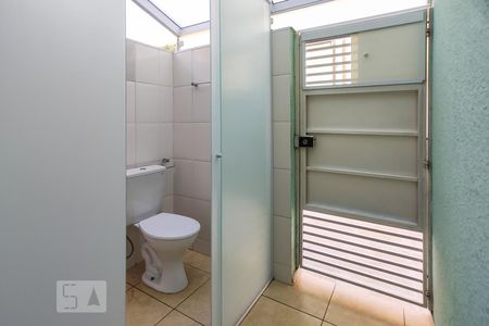 Banheiro de kitnet/studio para alugar com 1 quarto, 14m² em Jardim Peri Peri, São Paulo
