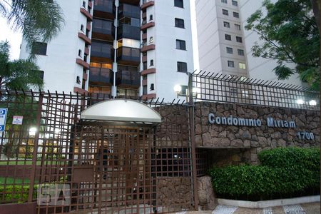 Apartamento para alugar com 80m², 3 quartos e 1 vaga Apartamento para alugar com 80m², 3 quartos e 1 vagaFachada