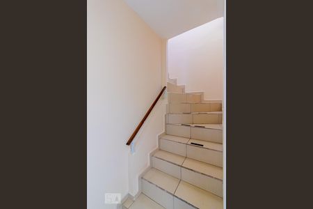 Casa à venda com 350m², 3 quartos e 2 vagasEscada para Casa 2