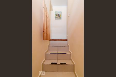 Casa à venda com 350m², 3 quartos e 2 vagasEscada para Casa 2