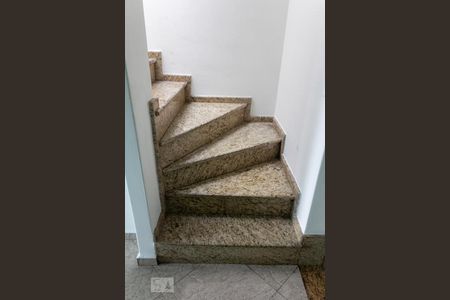 Casa de condomínio à venda com 180m², 3 quartos e 3 vagasEscada